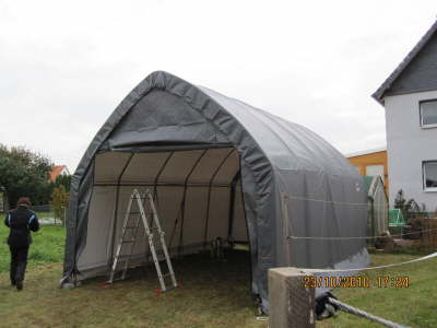 51Alpine Style Zelt steht mit offenem Rolltor