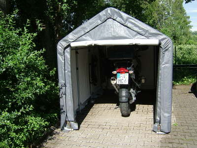 Motorradgarage mit festgestelltem Rolltor oben